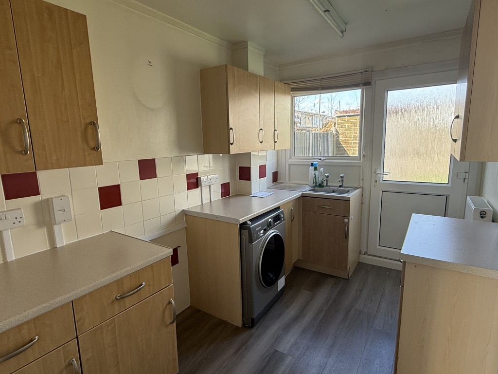 Lot: 30 - HOUSE IN NEED OF IMPROVEMENT - Kitchen of House in Need of Improvement